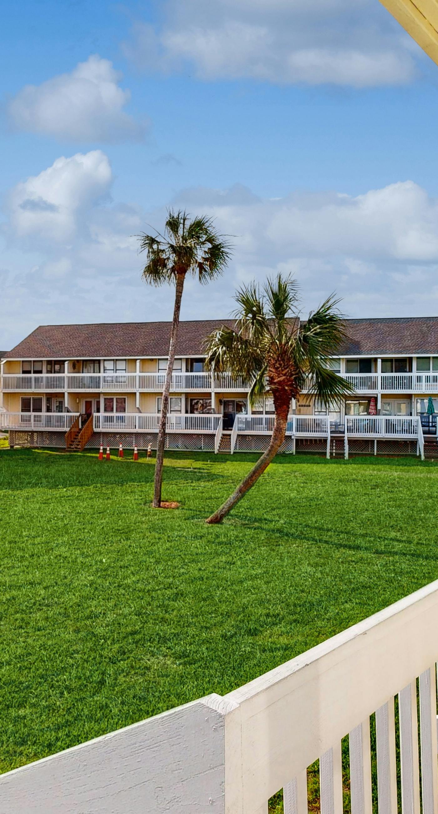 Charming Studio with Murphy Bed and Full Kitchen - Walk to the Beach