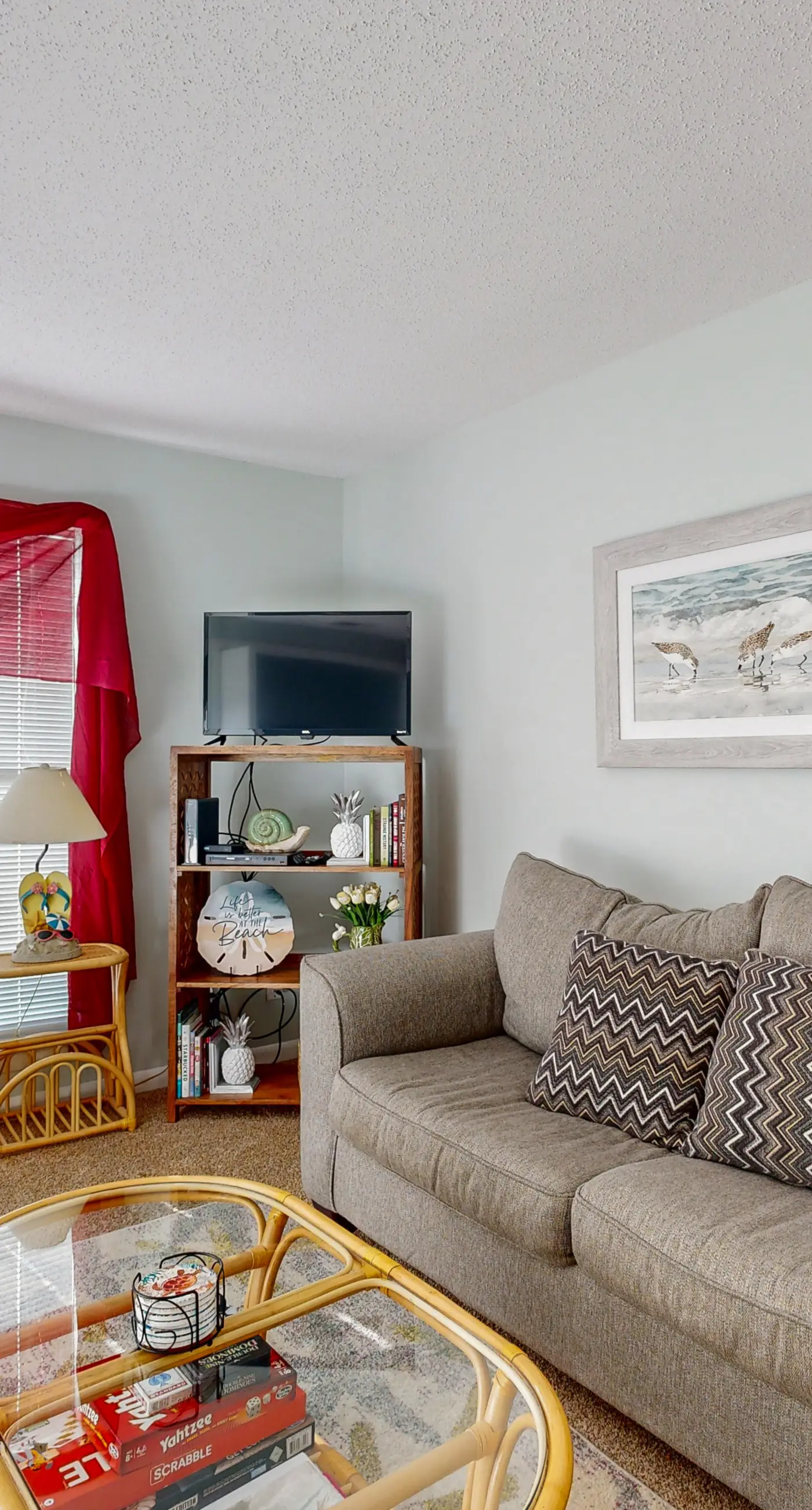 Charming Studio with Murphy Bed and Full Kitchen - Walk to the Beach