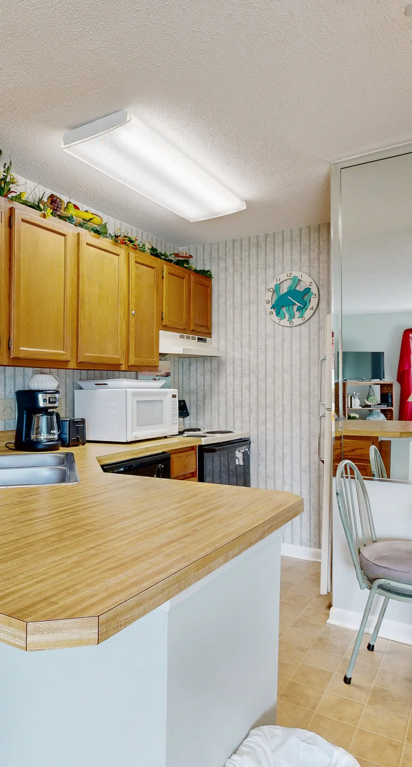 Charming Studio with Murphy Bed and Full Kitchen - Walk to the Beach