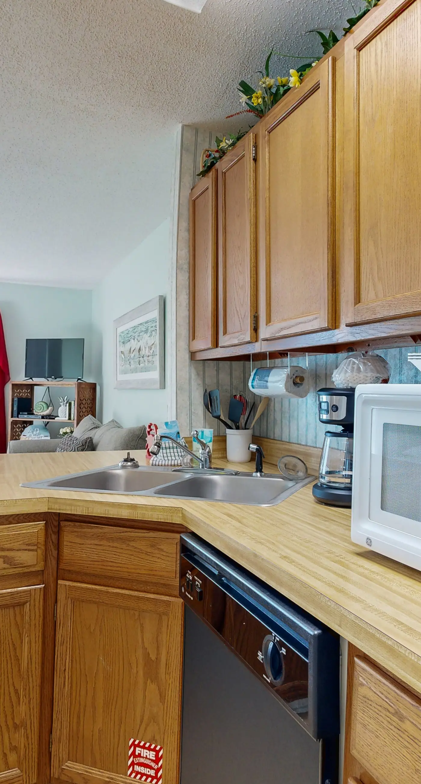 Charming Studio with Murphy Bed and Full Kitchen - Walk to the Beach