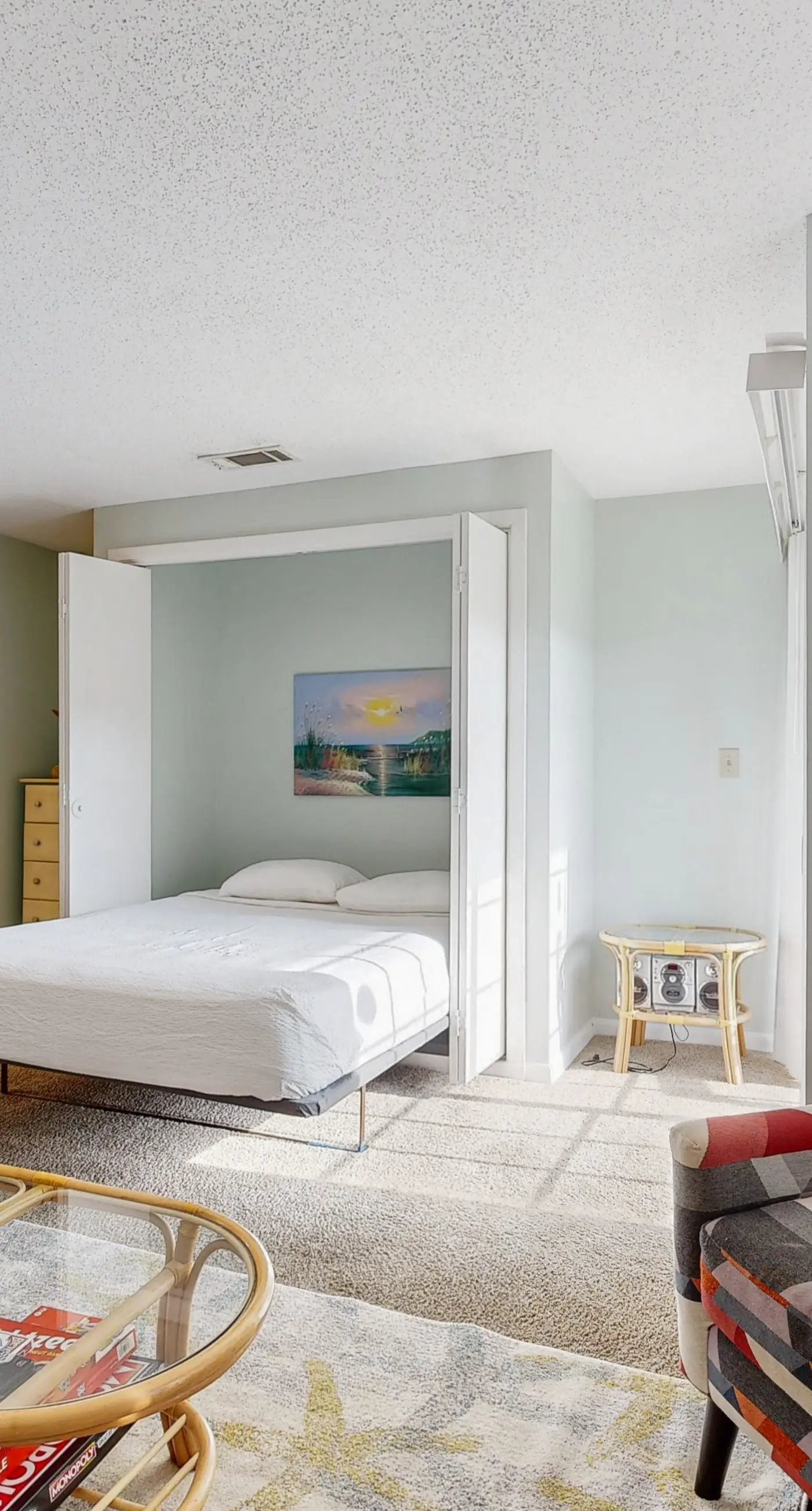 Charming Studio with Murphy Bed and Full Kitchen - Walk to the Beach