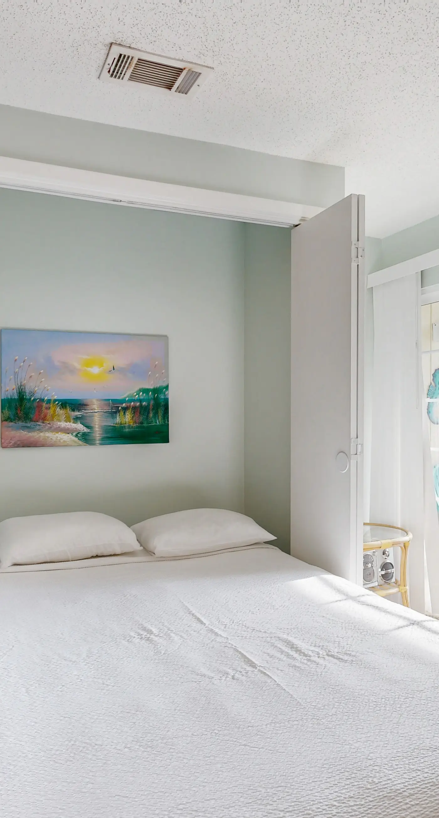 Charming Studio with Murphy Bed and Full Kitchen - Walk to the Beach