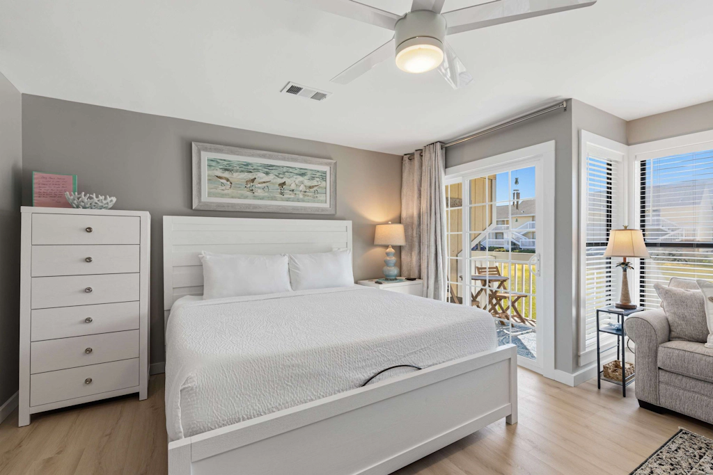 Newly Remodeled Studio with King Bed, Queen Sleeper Sofa, and Full Kitchen. Walk to the Beach, With Beach Service Included