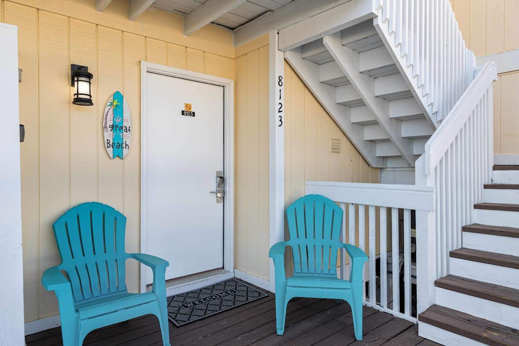 Charming Studio with Murphy Bed and Full Kitchen - Walk to the Beach
