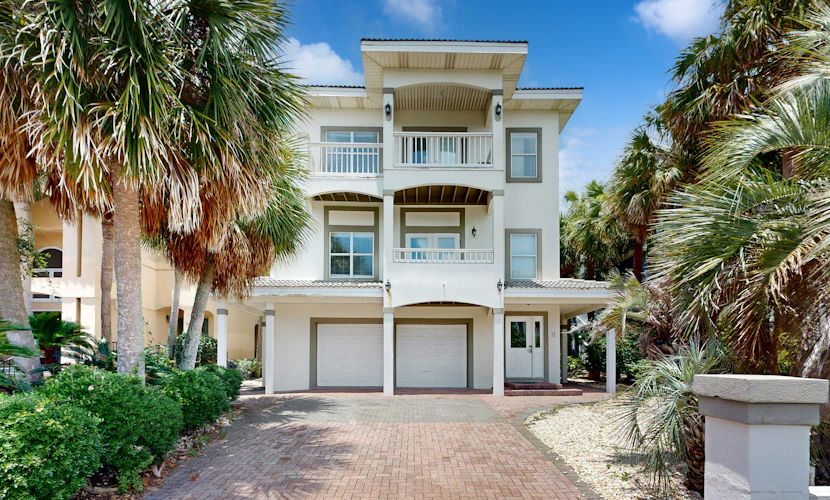 Spectacular Family House Close to Beach w/Deck, Patio, WiFi, W/D, AC, Fireplace