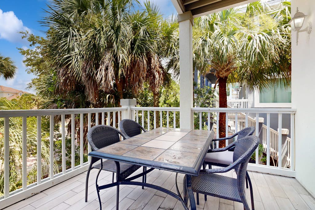 Spectacular Family House Close to Beach w/Deck, Patio, WiFi, W/D, AC, Fireplace