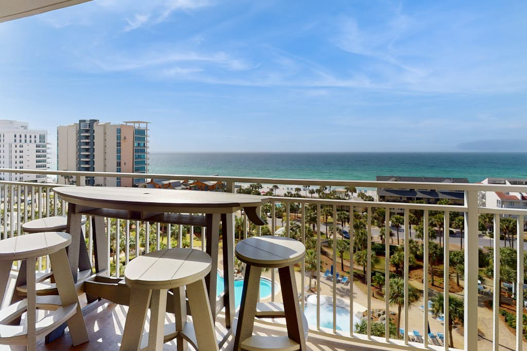 Eight Floor Condo with Shared Pools, Ocean View, High-Speed WiFi, & Central AC
