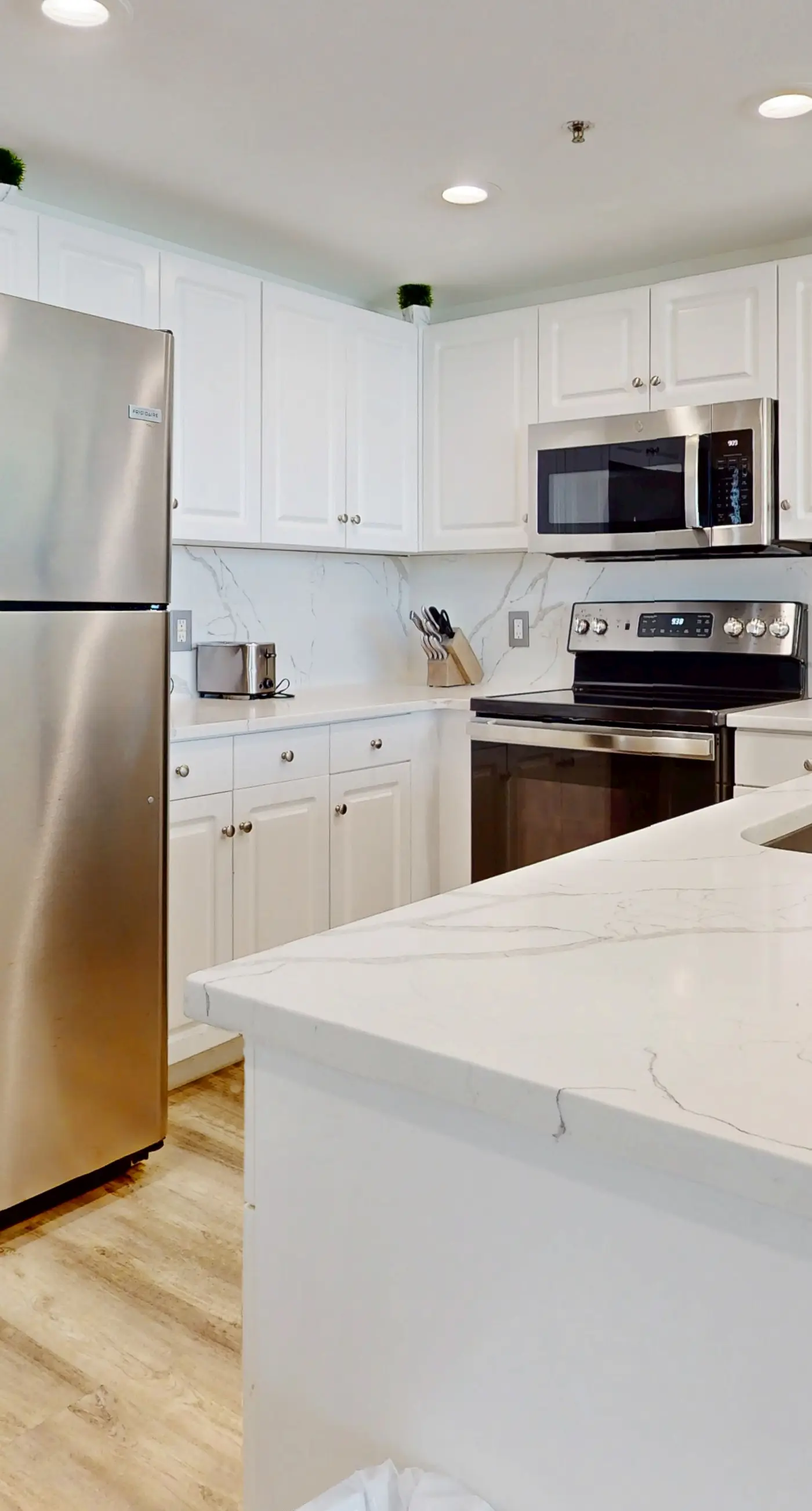 Eight Floor Condo with Shared Pools, Ocean View, High-Speed WiFi, & Central AC