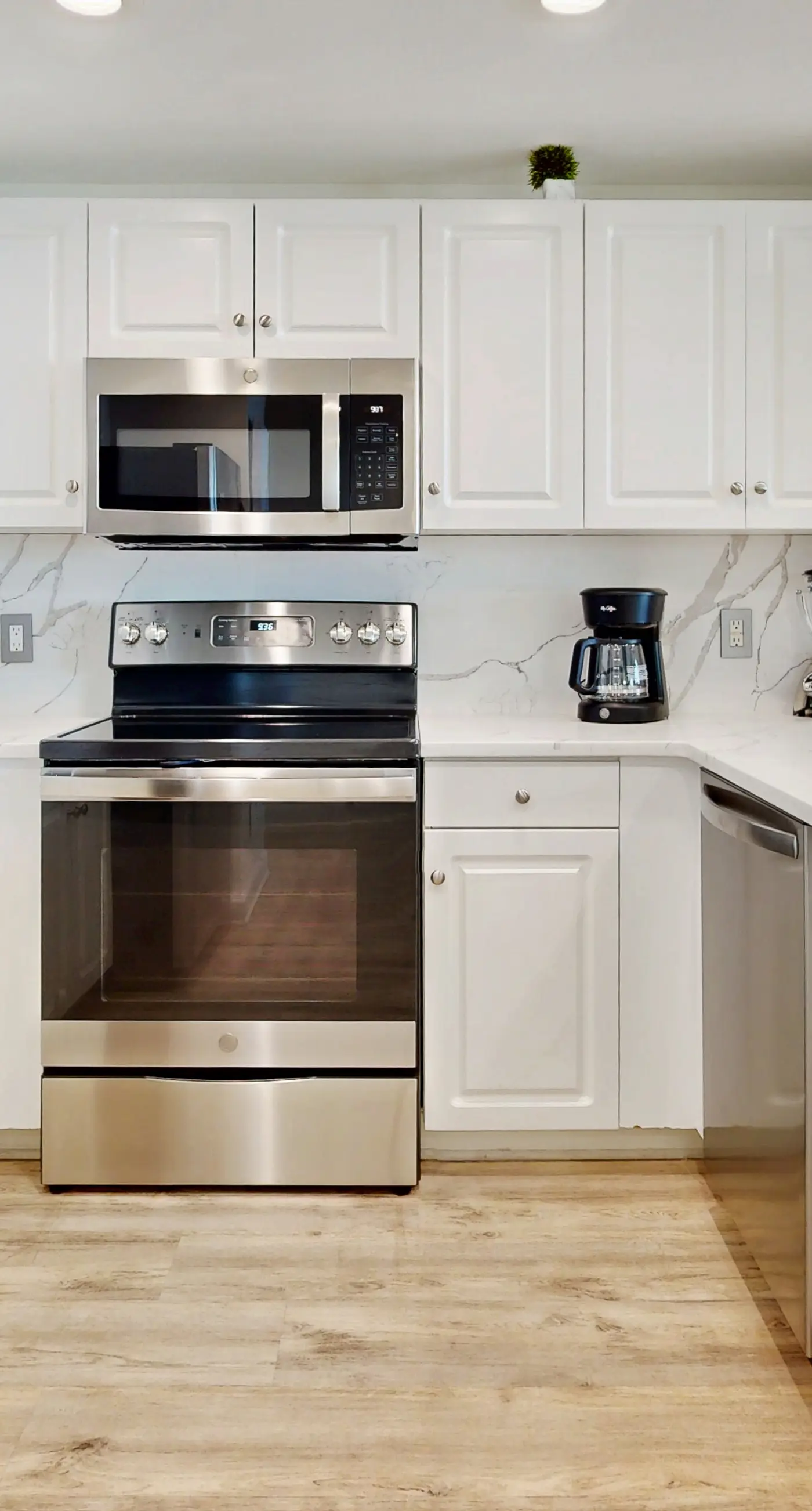 Eight Floor Condo with Shared Pools, Ocean View, High-Speed WiFi, & Central AC