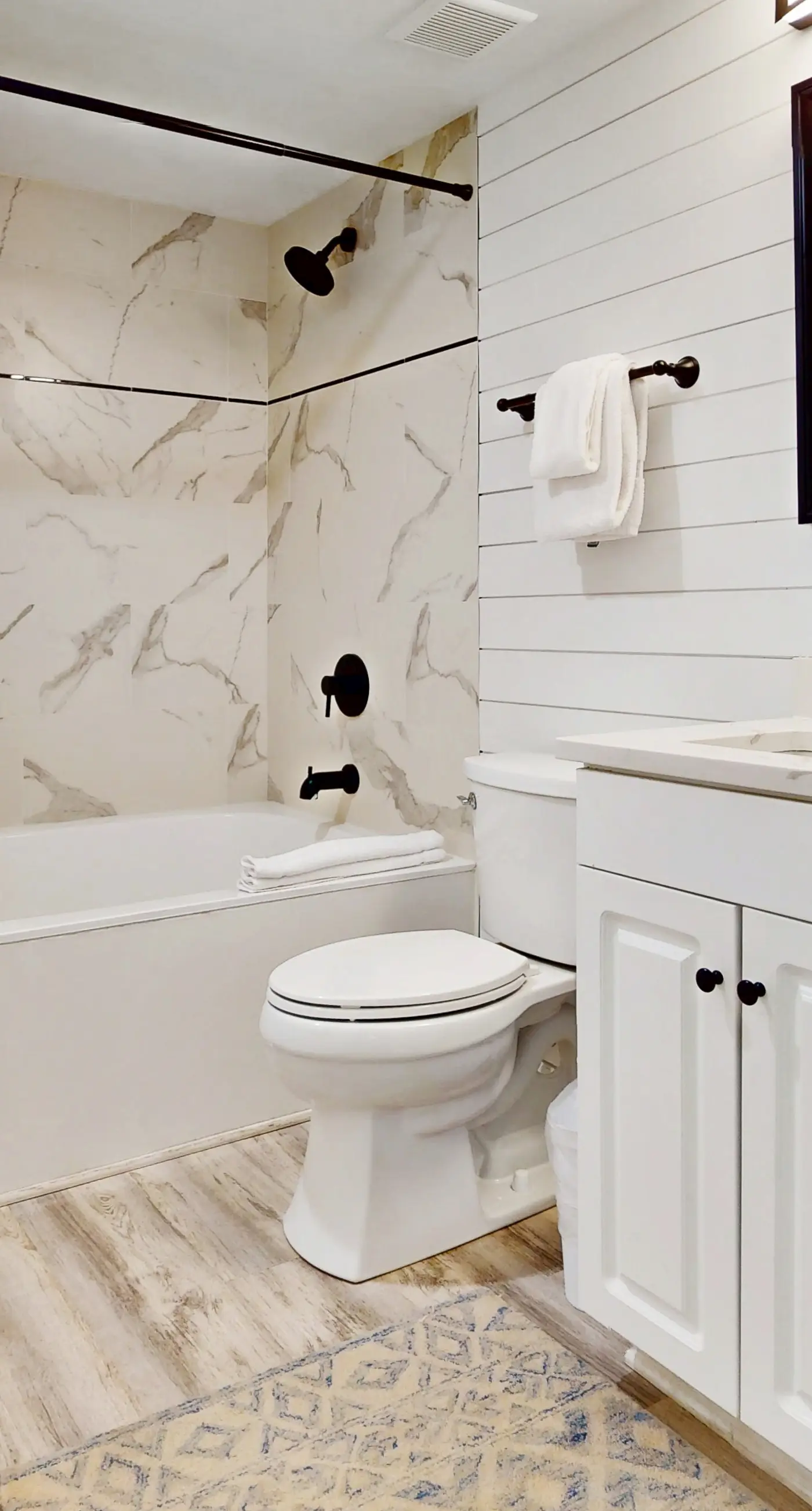 Eight Floor Condo with Shared Pools, Ocean View, High-Speed WiFi, & Central AC