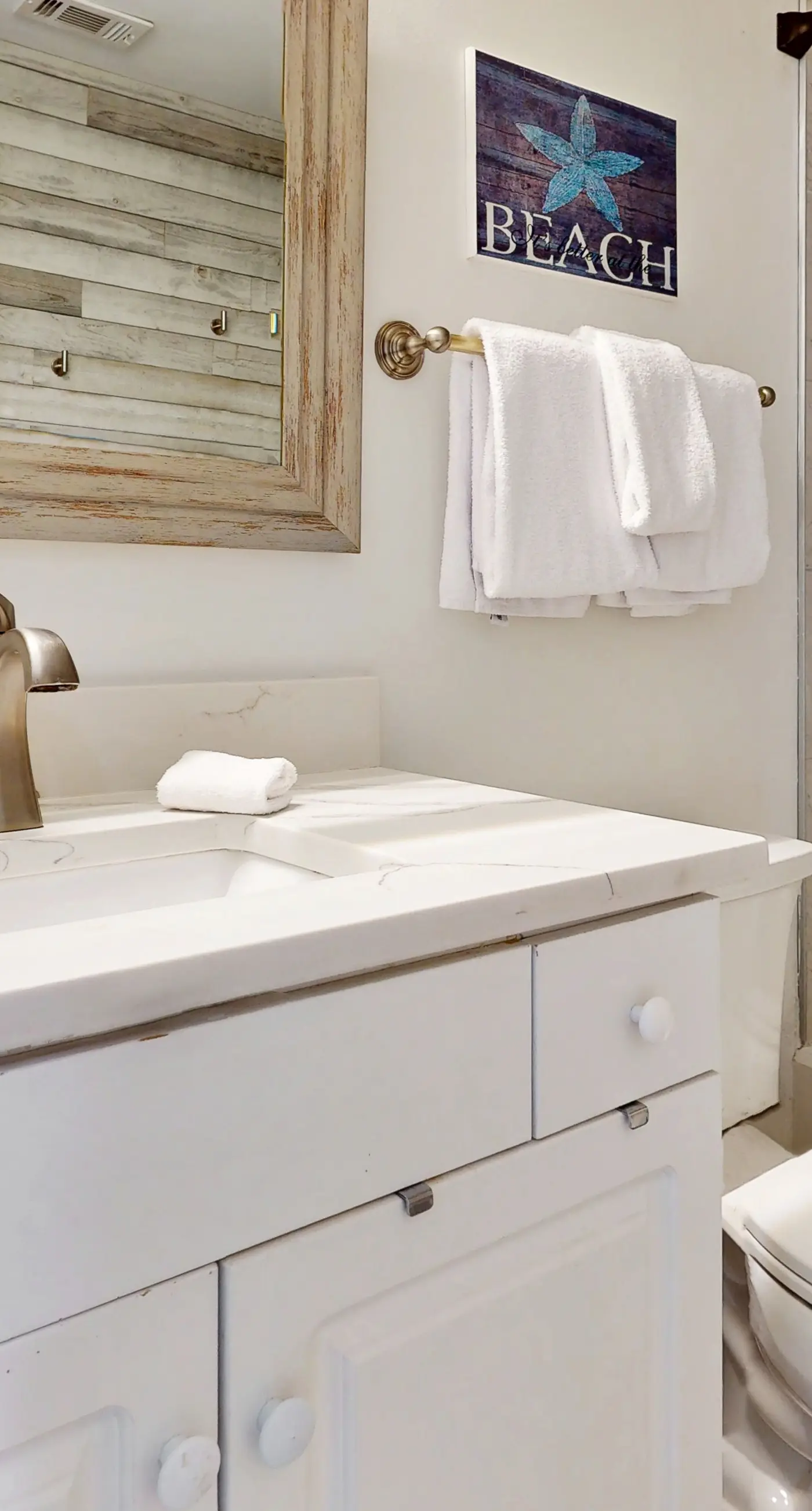 Eight Floor Condo with Shared Pools, Ocean View, High-Speed WiFi, & Central AC