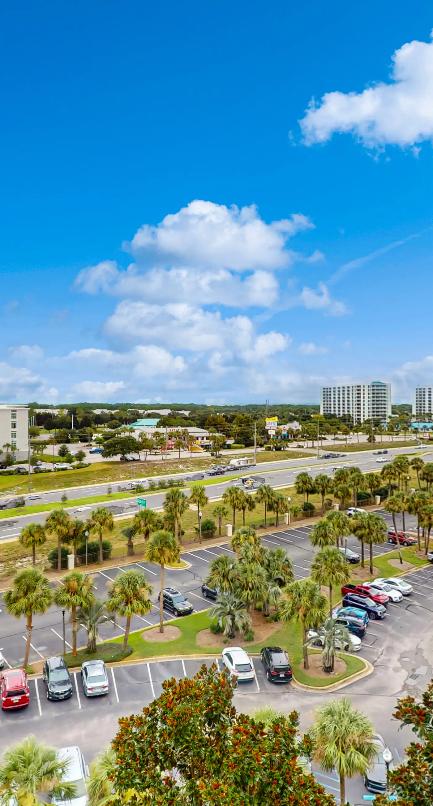 Eight Floor Condo with Shared Pools, Ocean View, High-Speed WiFi, & Central AC