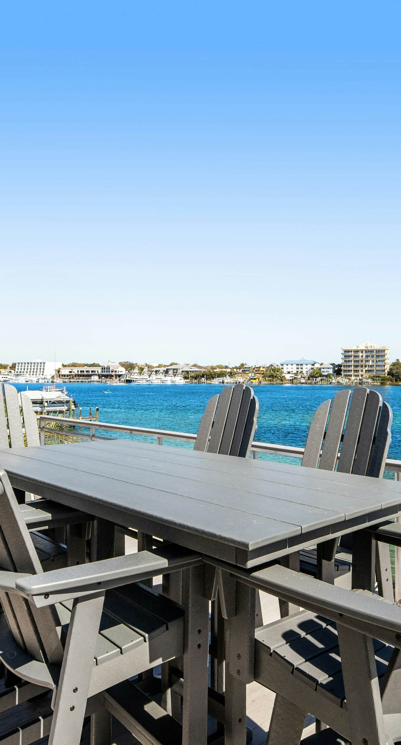 Bayfront multi-level townhome with balcony, boat dock, AC, & fast WiFi