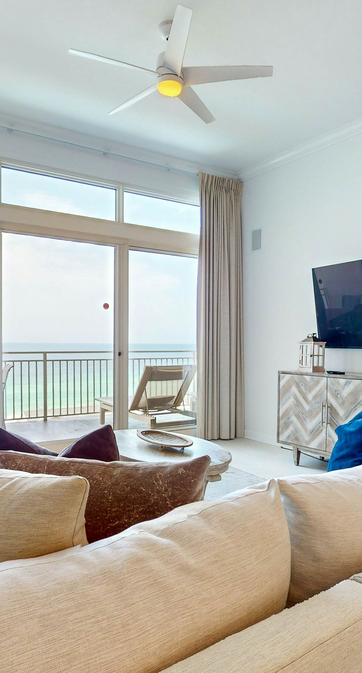 Ocean-View Penthouse on Beach w/ Balcony, AC & Internet, Shared Pools & Gym