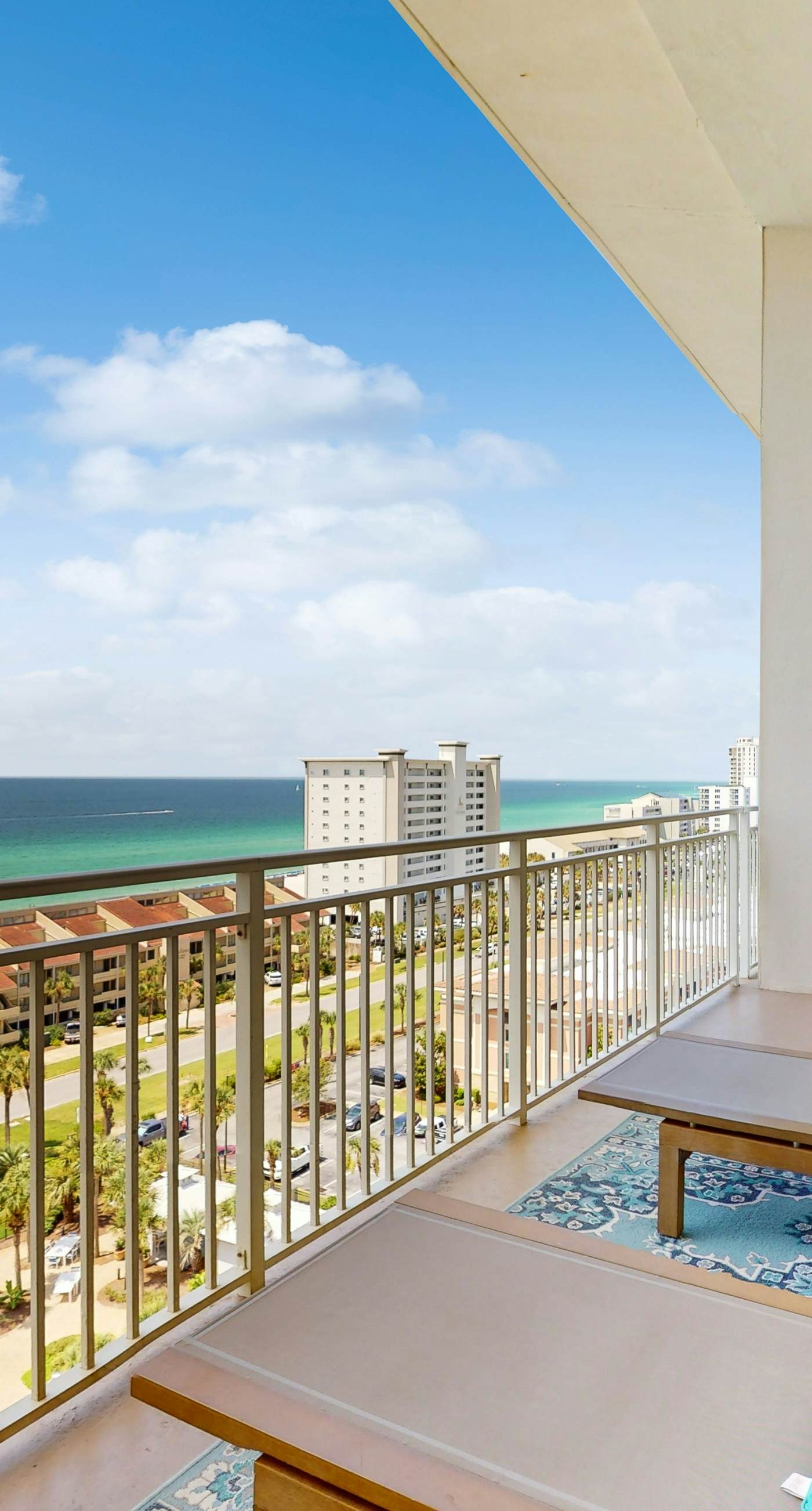 Ocean-View Penthouse on Beach w Balcony, AC & Internet, Shared Pools & Gym