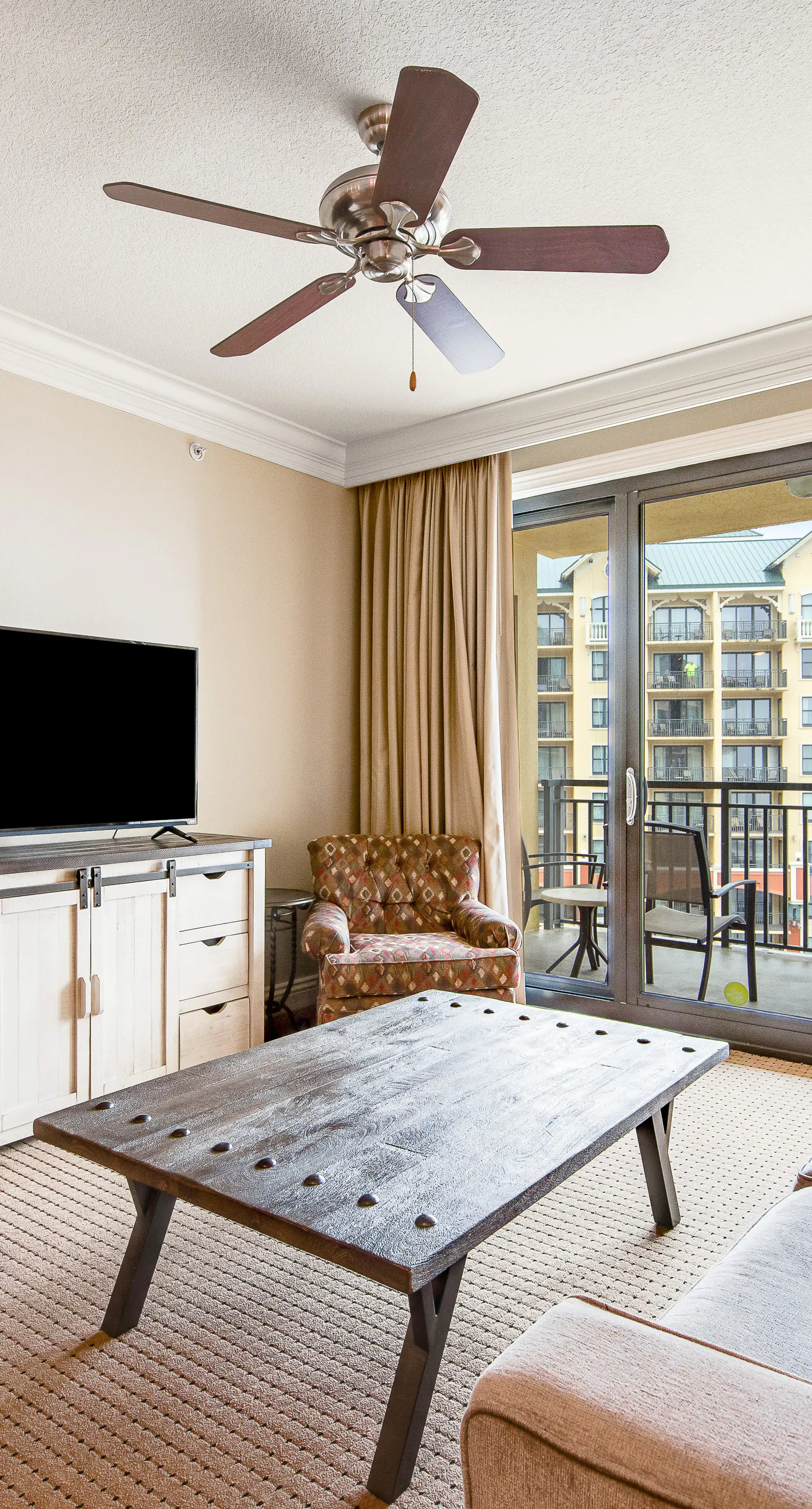 Gulf-view condo with balcony, W/D, AC, pools, hot tubs & gym