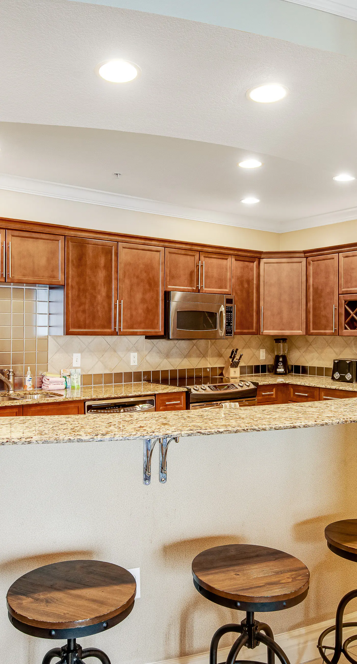 Gulf-view condo with balcony, W/D, AC, pools, hot tubs & gym