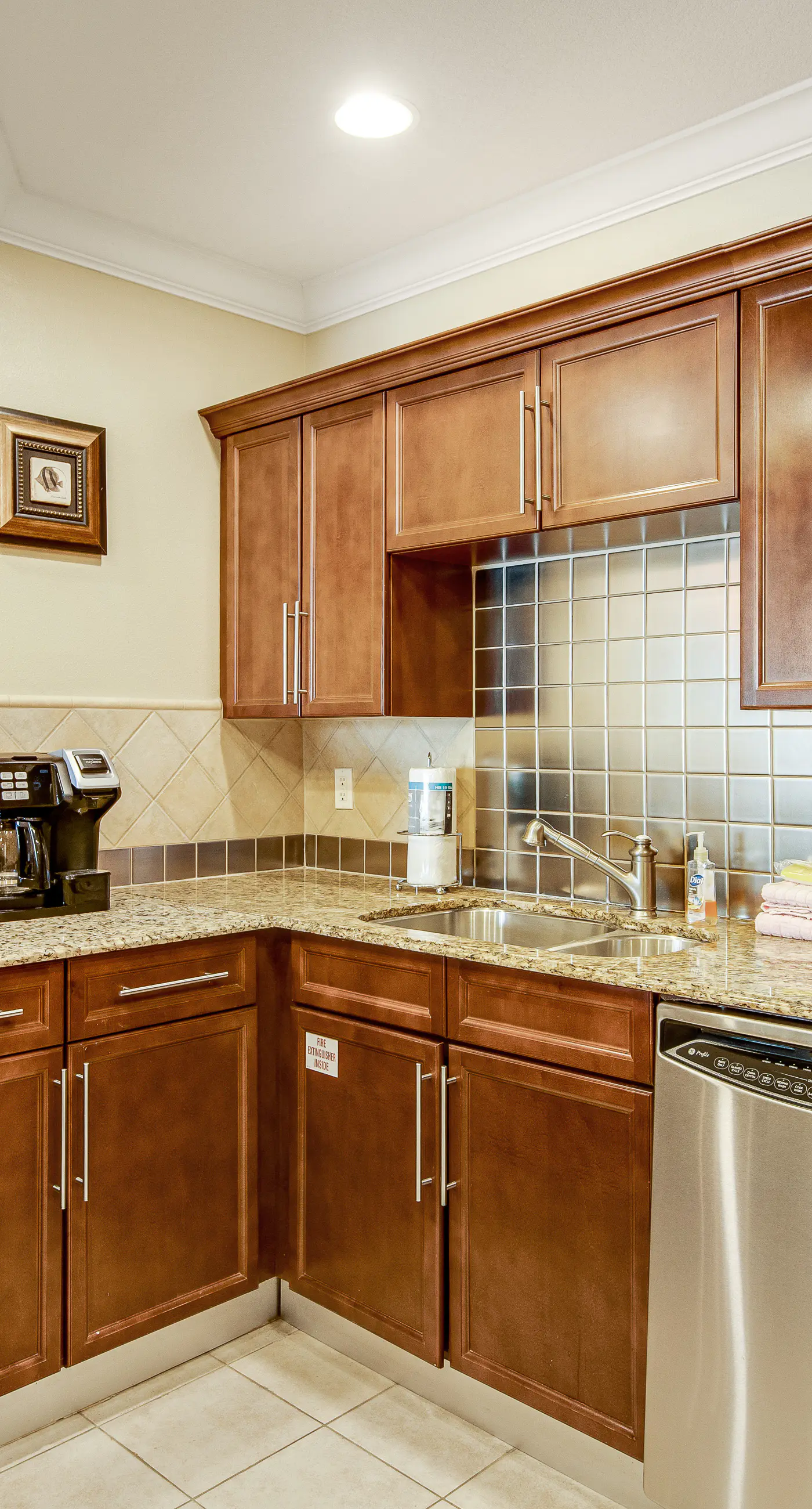 Gulf-view condo with balcony, W/D, AC, pools, hot tubs & gym