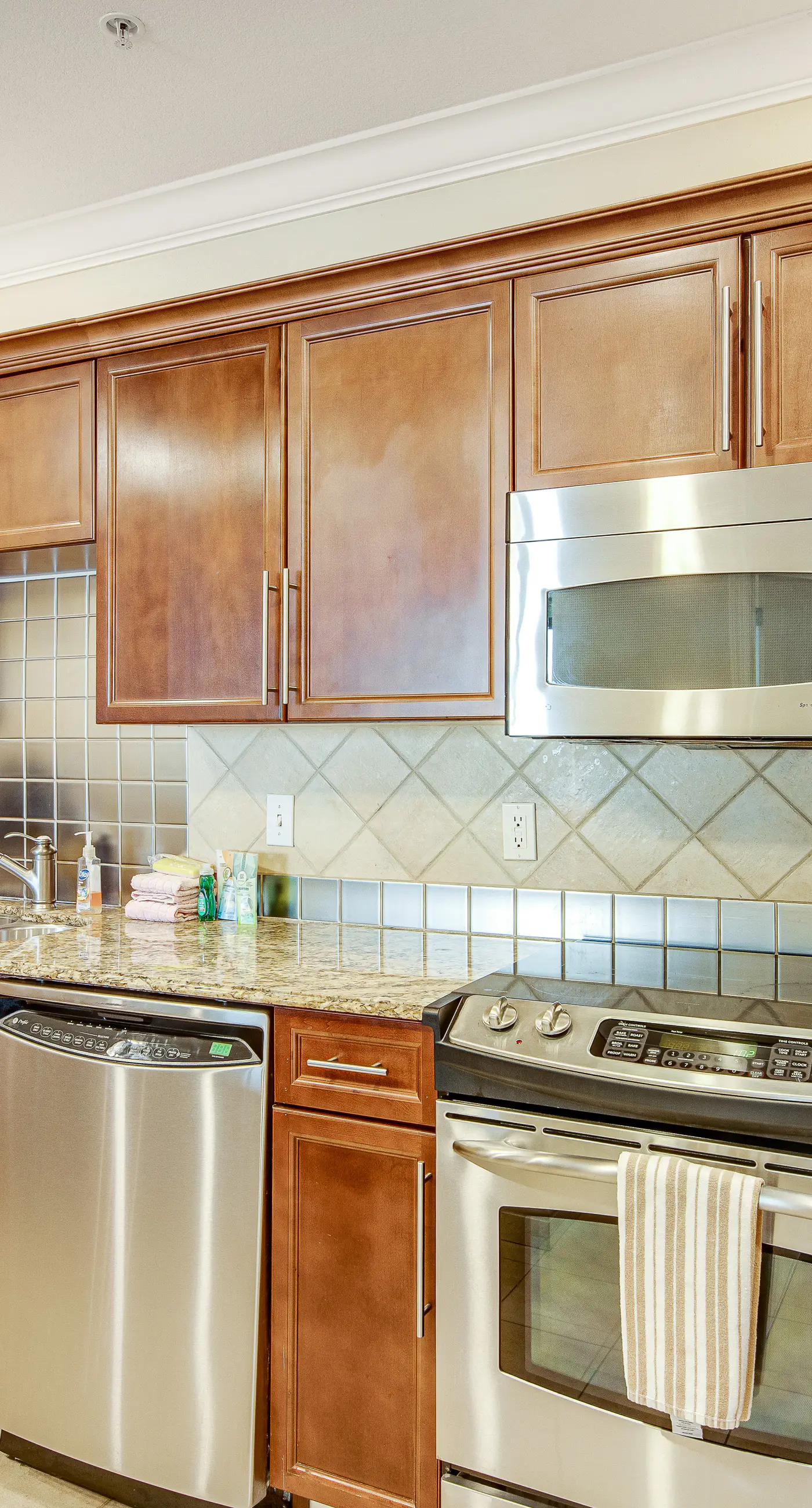 Gulf-view condo with balcony, W/D, AC, pools, hot tubs & gym