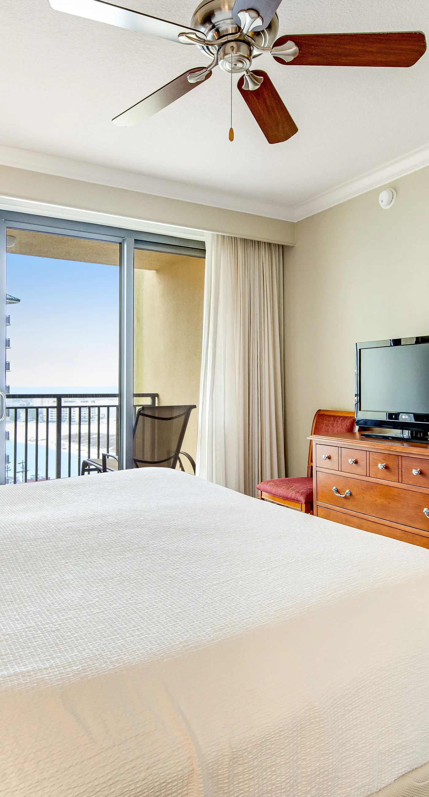 Gulf-view condo with balcony, W/D, AC, pools, hot tubs & gym