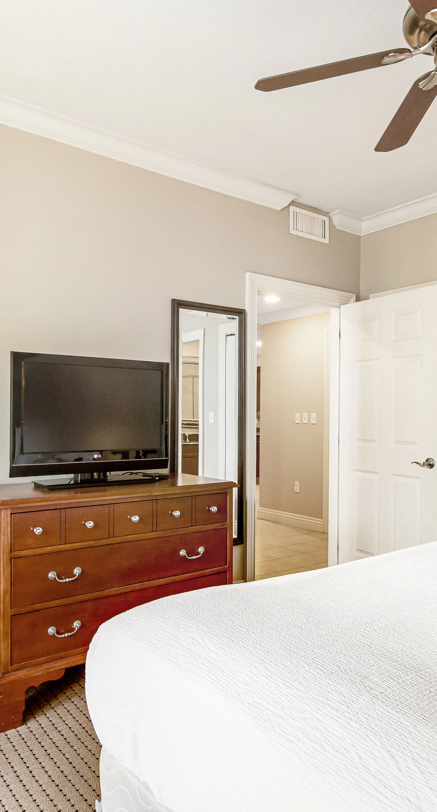 Gulf-view condo with balcony, W/D, AC, pools, hot tubs & gym