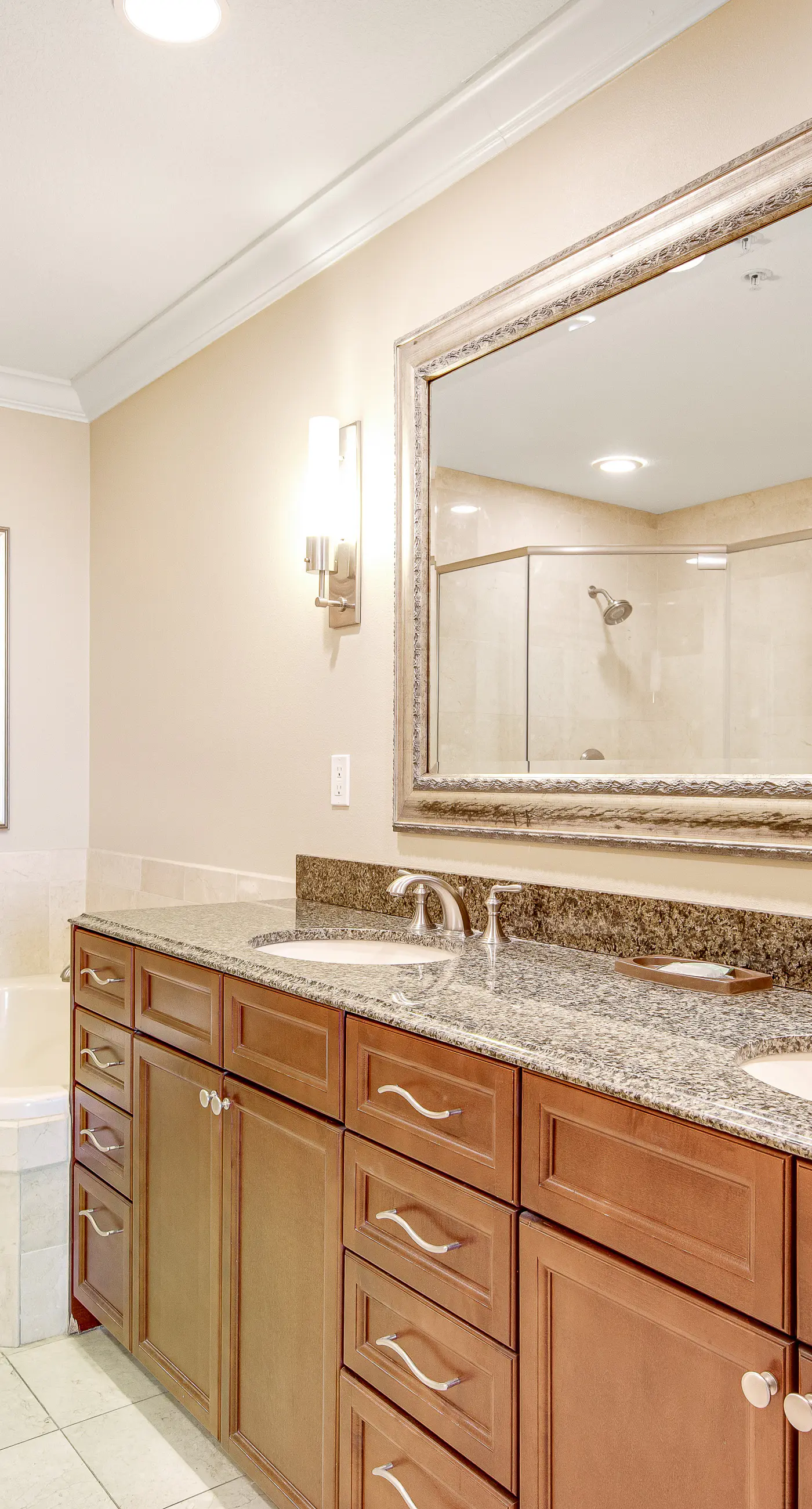 Gulf-view condo with balcony, W/D, AC, pools, hot tubs & gym