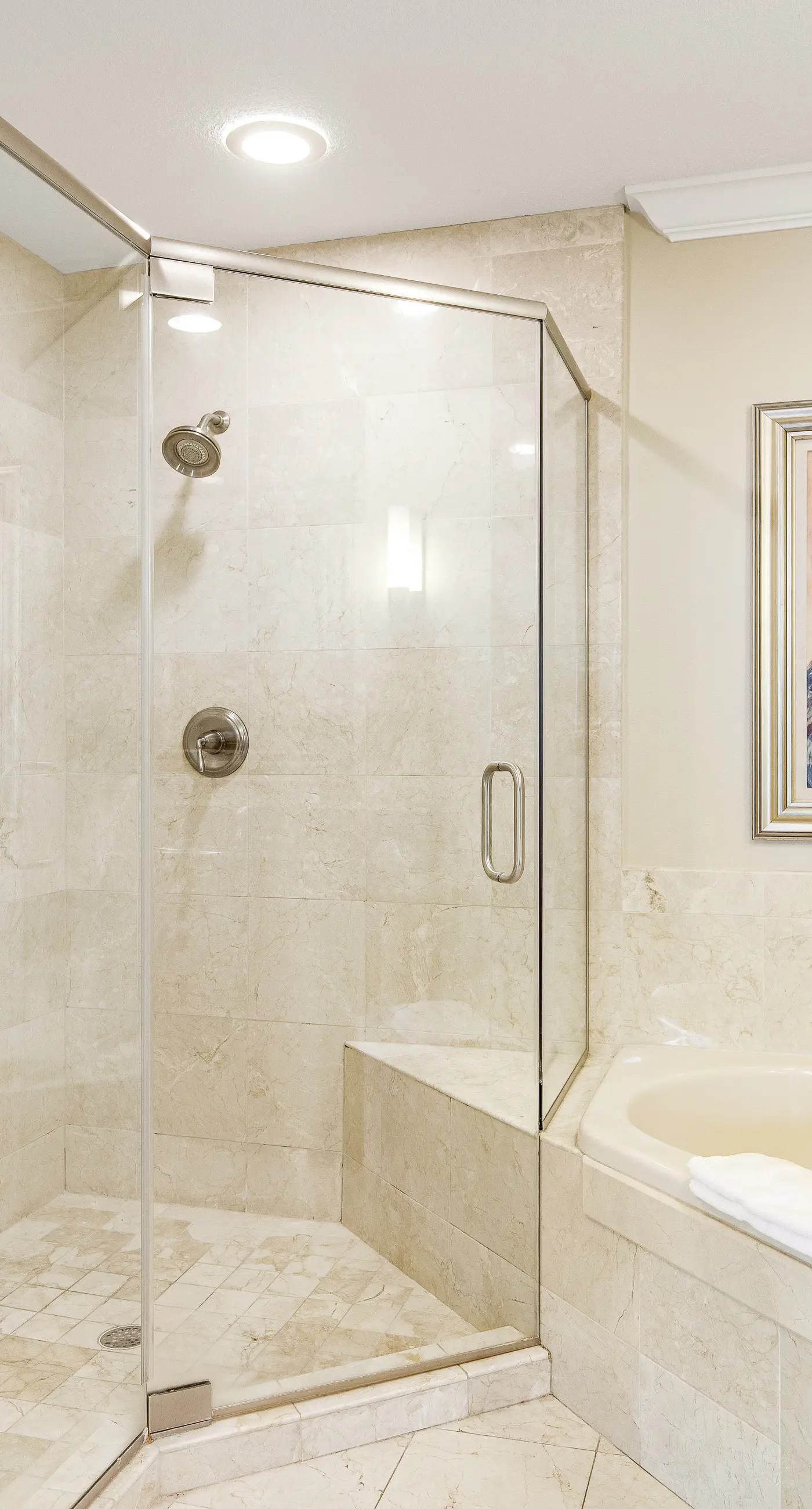 Gulf-view condo with balcony, W/D, AC, pools, hot tubs & gym