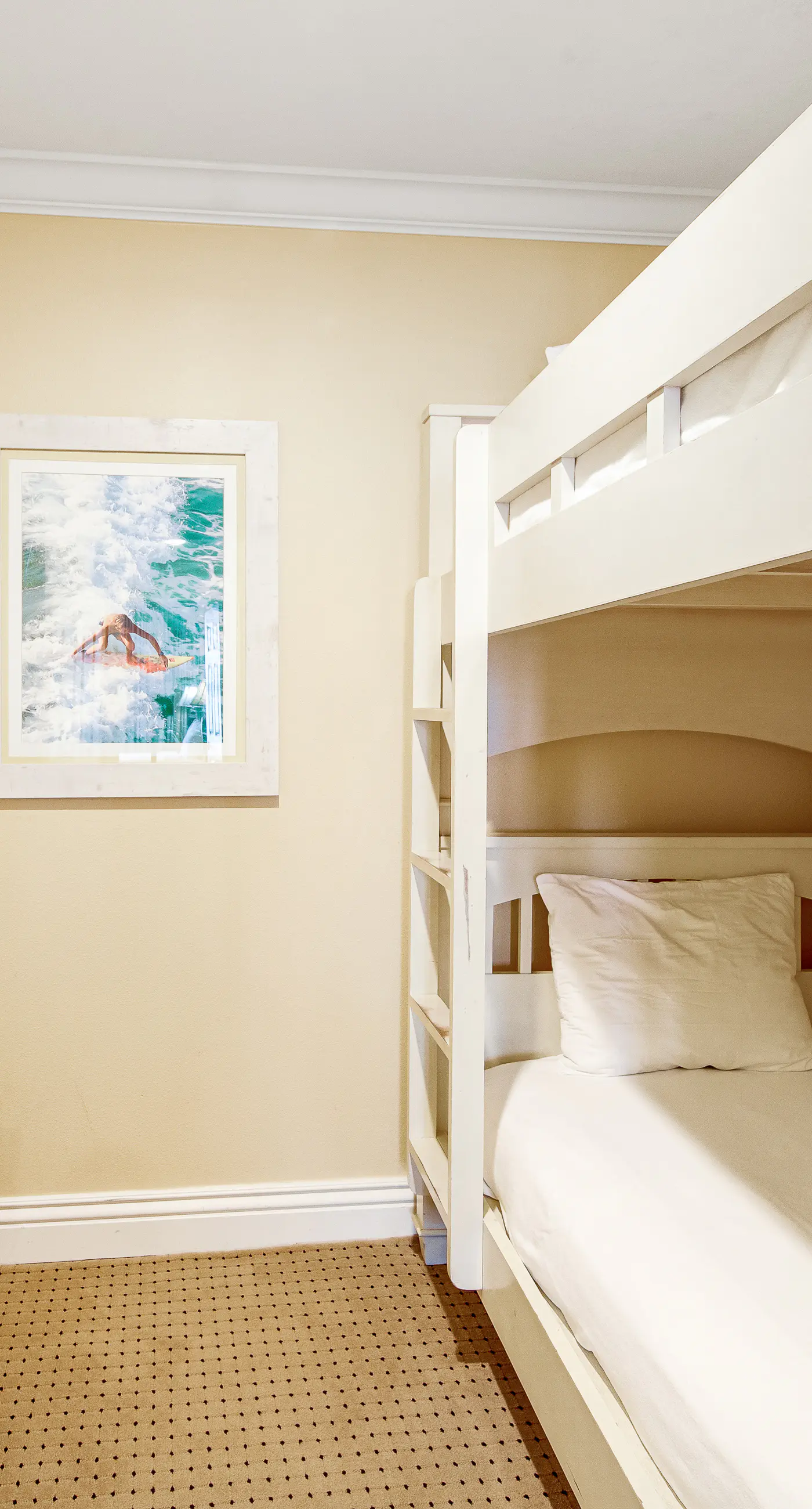 Gulf-view condo with balcony, W/D, AC, pools, hot tubs & gym