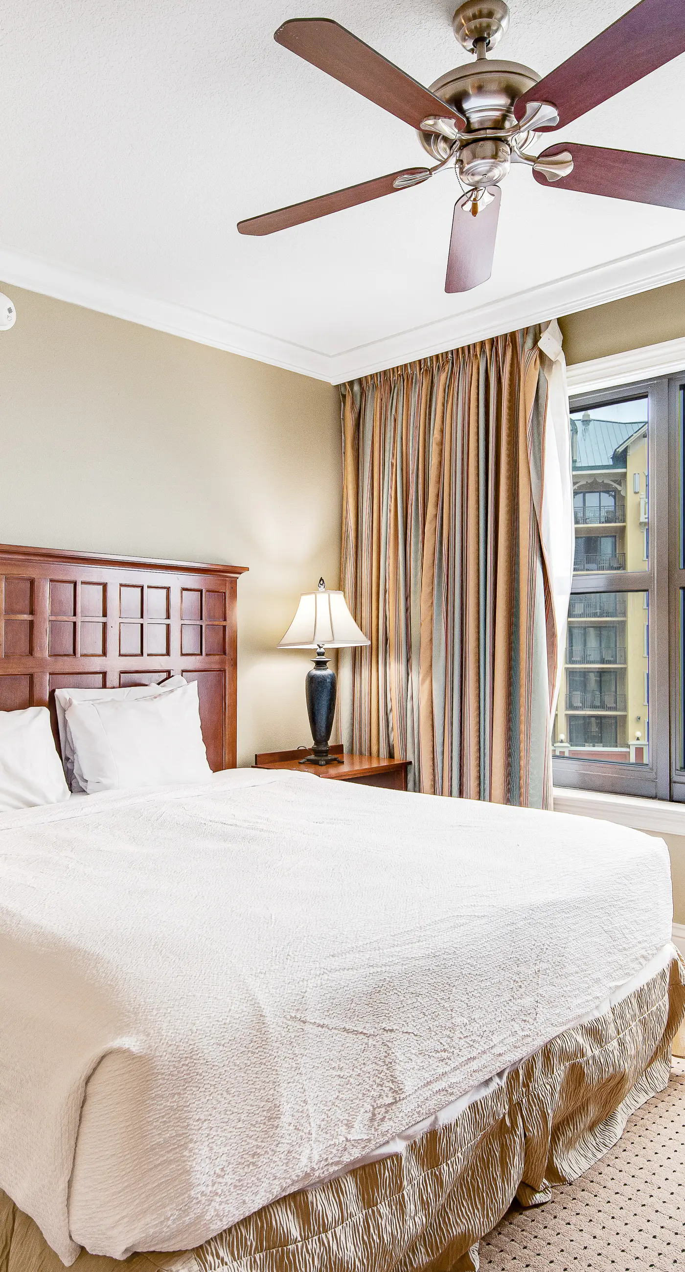 Gulf-view condo with balcony, W/D, AC, pools, hot tubs & gym