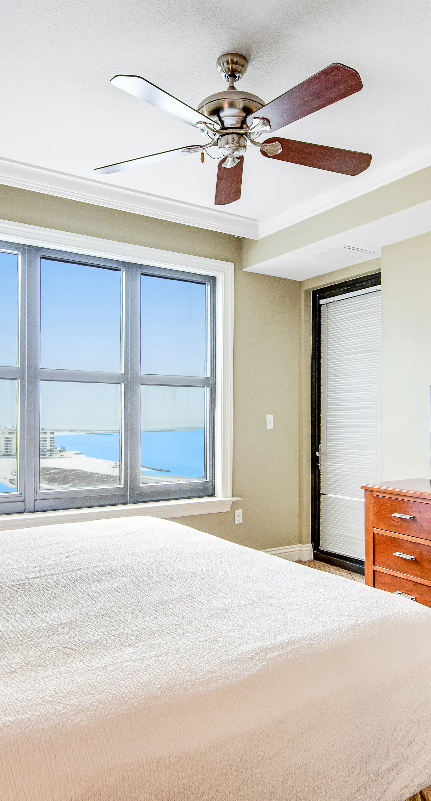 Gulf-view condo with balcony, W/D, AC, pools, hot tubs & gym