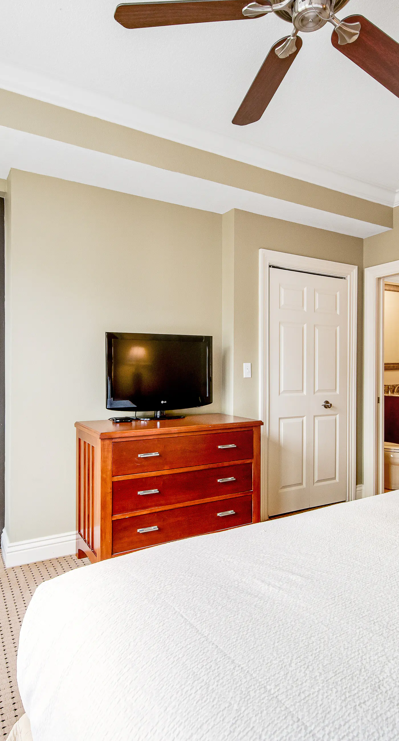 Gulf-view condo with balcony, W/D, AC, pools, hot tubs & gym