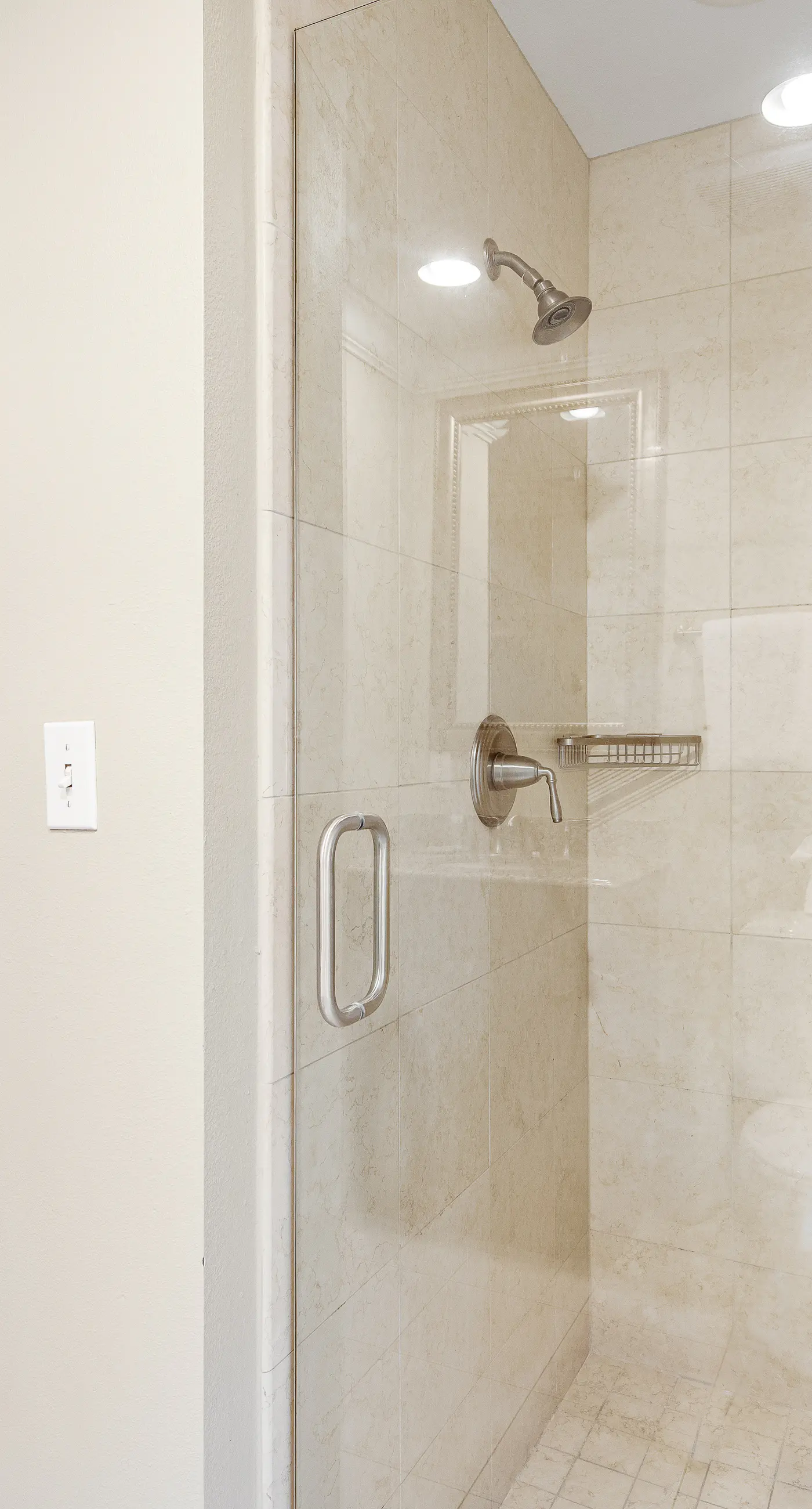 Gulf-view condo with balcony, W/D, AC, pools, hot tubs & gym