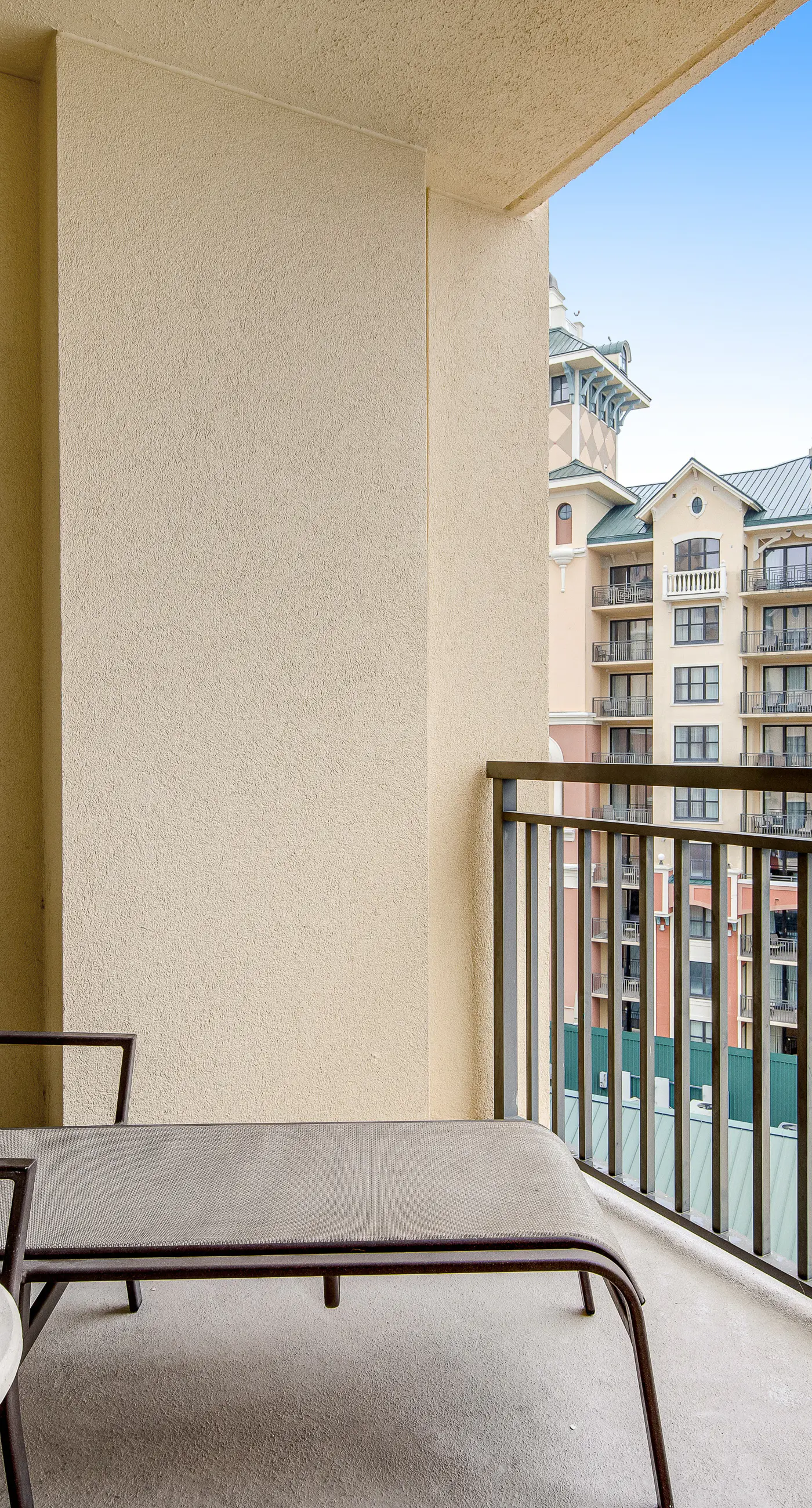 Gulf-view condo with balcony, W/D, AC, pools, hot tubs & gym