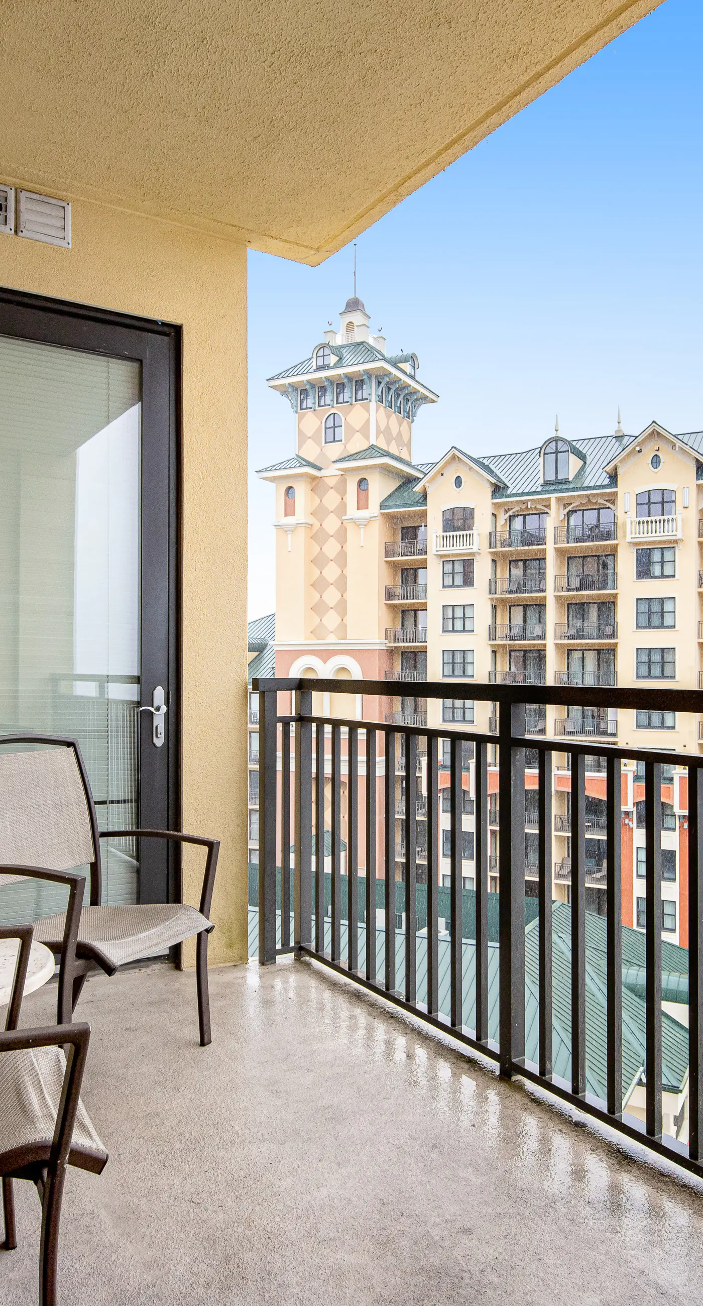 Gulf-view condo with balcony, W/D, AC, pools, hot tubs & gym