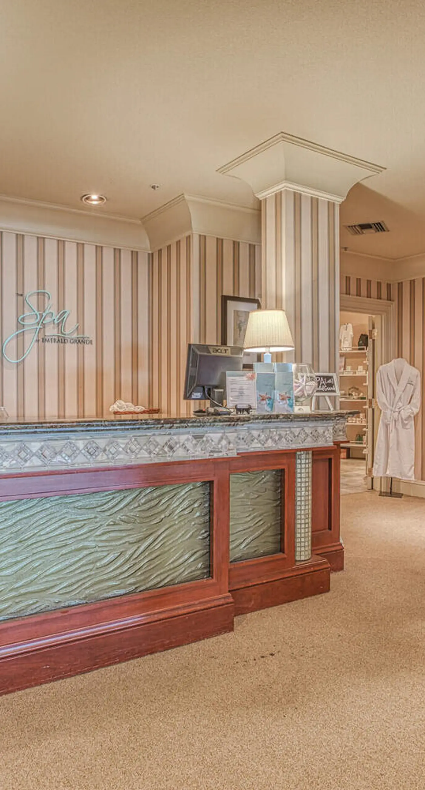 Gulf-view condo with balcony, W/D, AC, pools, hot tubs & gym