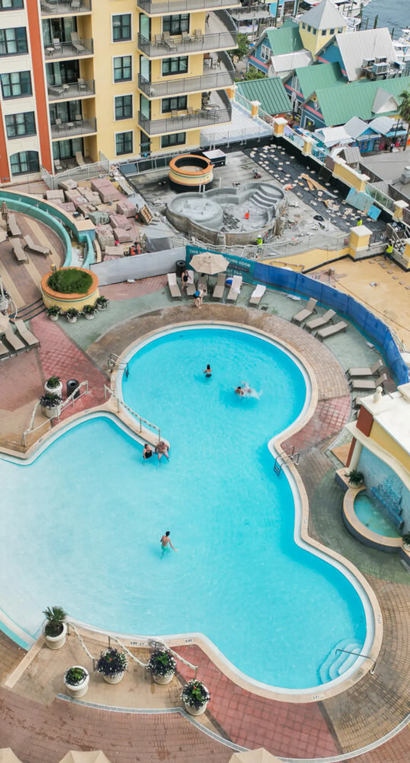 Gulf-view condo with balcony, W/D, AC, pools, hot tubs & gym