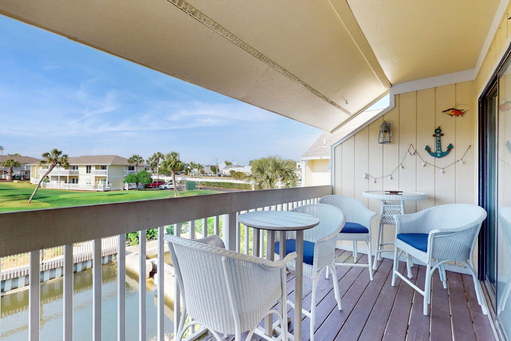 Waterfront condo in private beach resort, best free amenities in Destin!