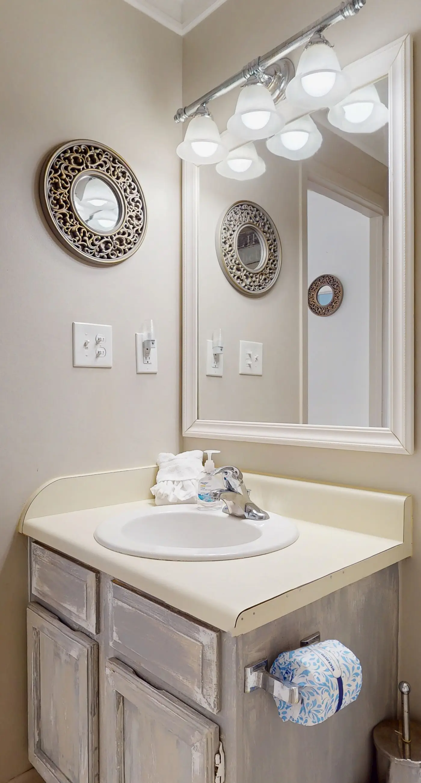 Waterfront condo in private beach resort, best free amenities in Destin!