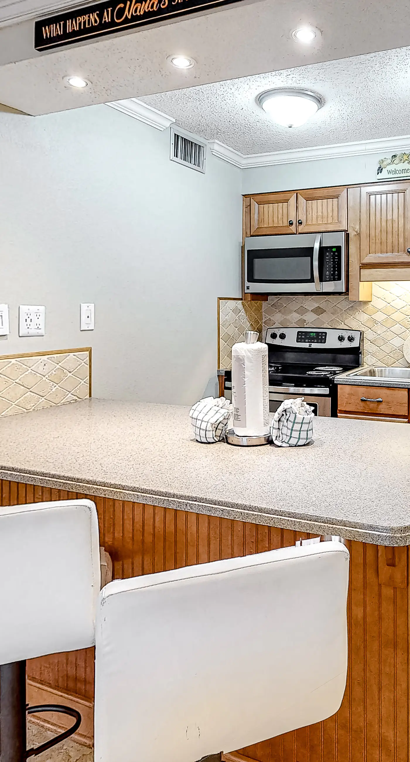 Fourth Floor Oceanfront Condo with Shared Pool, Ocean View, WiFi, W/D, and AC