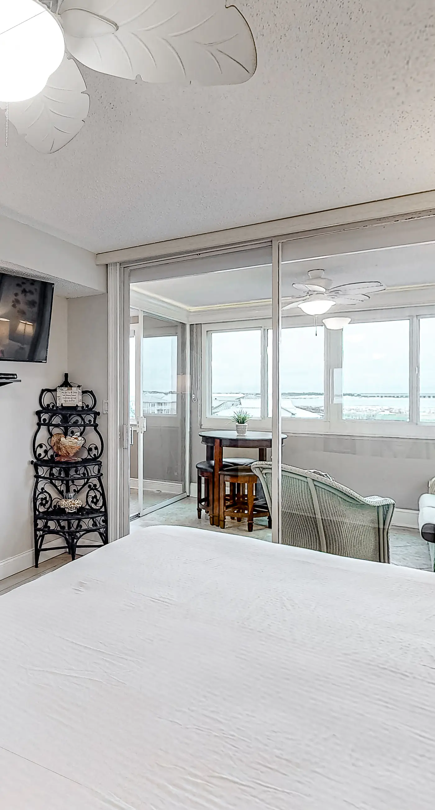 Fourth Floor Oceanfront Condo with Shared Pool, Ocean View, WiFi, W/D, and AC