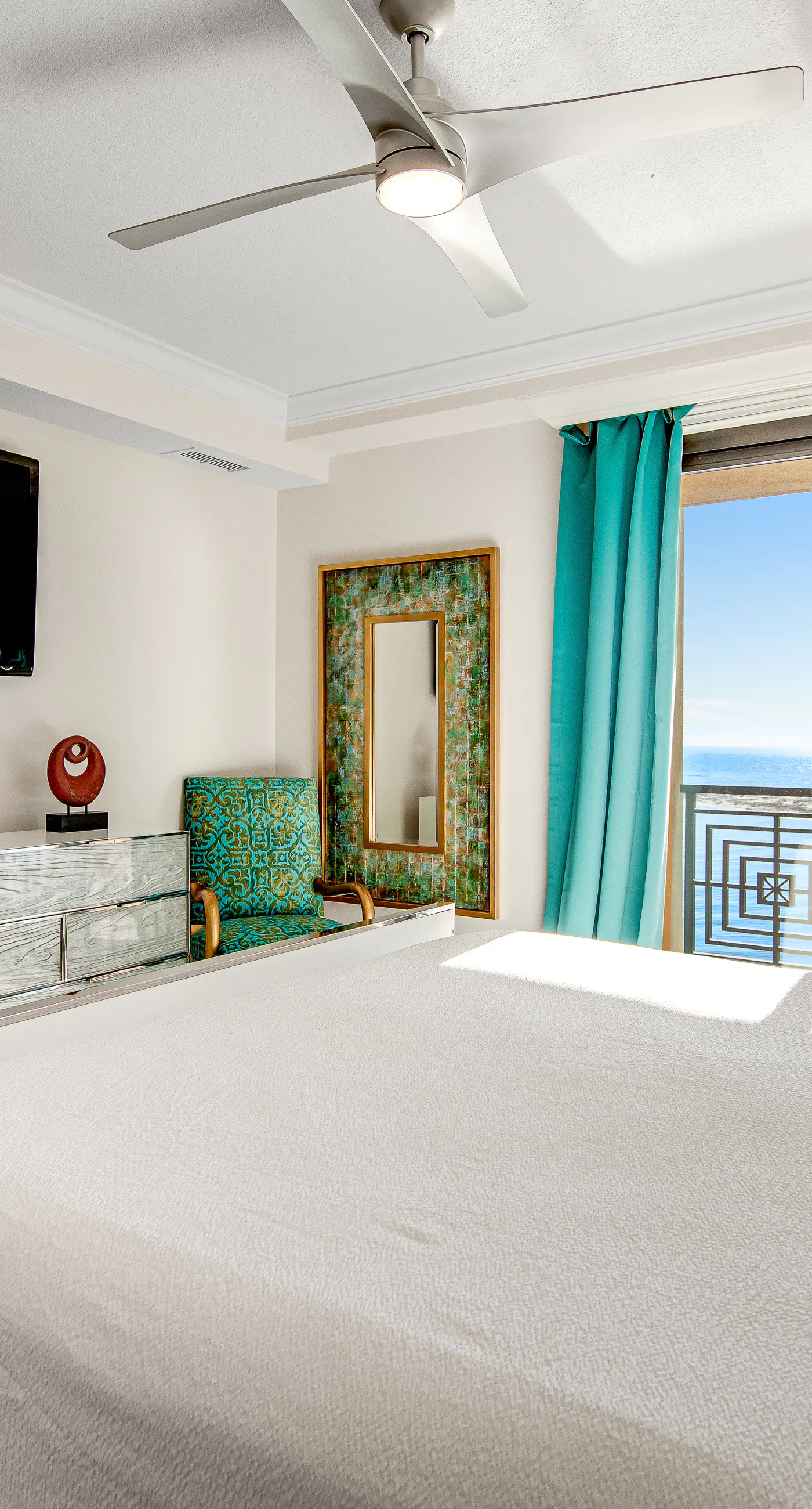 Corner Luxury Condo - Pools, Hot Tubs & Gym - Gulf-View Balcony, WiFi, W/D & AC