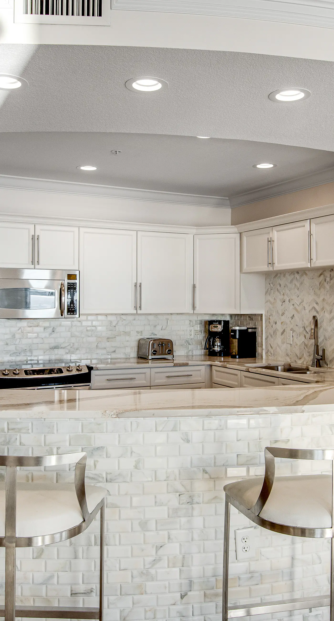 Corner Luxury Condo - Pools, Hot Tubs & Gym - Gulf-View Balcony, WiFi, W/D & AC