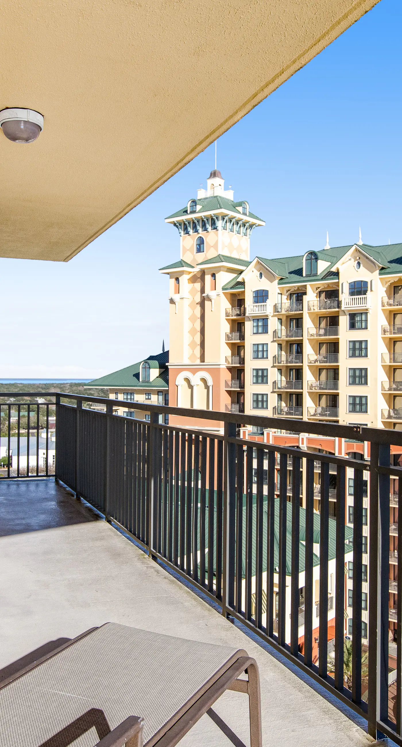 Corner Luxury Condo - Pools, Hot Tubs & Gym - Gulf-View Balcony, WiFi, W/D & AC