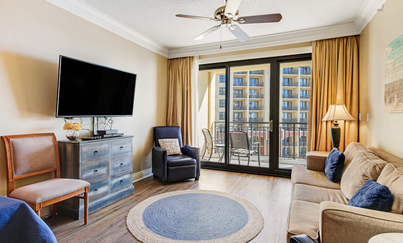 The Dolphin Suite - 2 Water-View Balconies, WiFi, W/D, AC, Pools, Hot Tubs & Gym