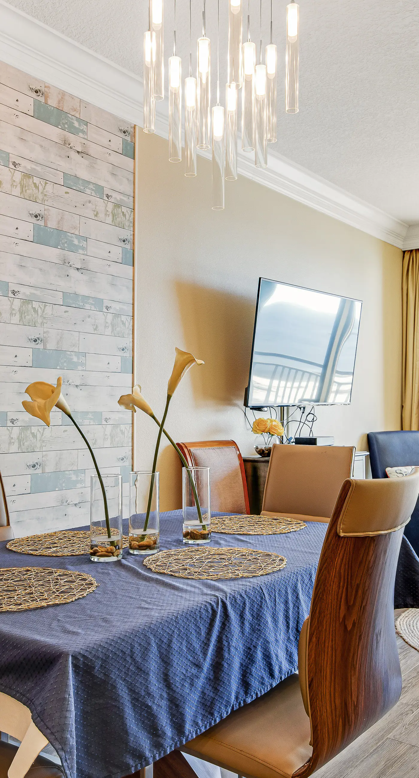 The Dolphin Suite - 2 Water-View Balconies, WiFi, W/D, AC, Pools, Hot Tubs & Gym
