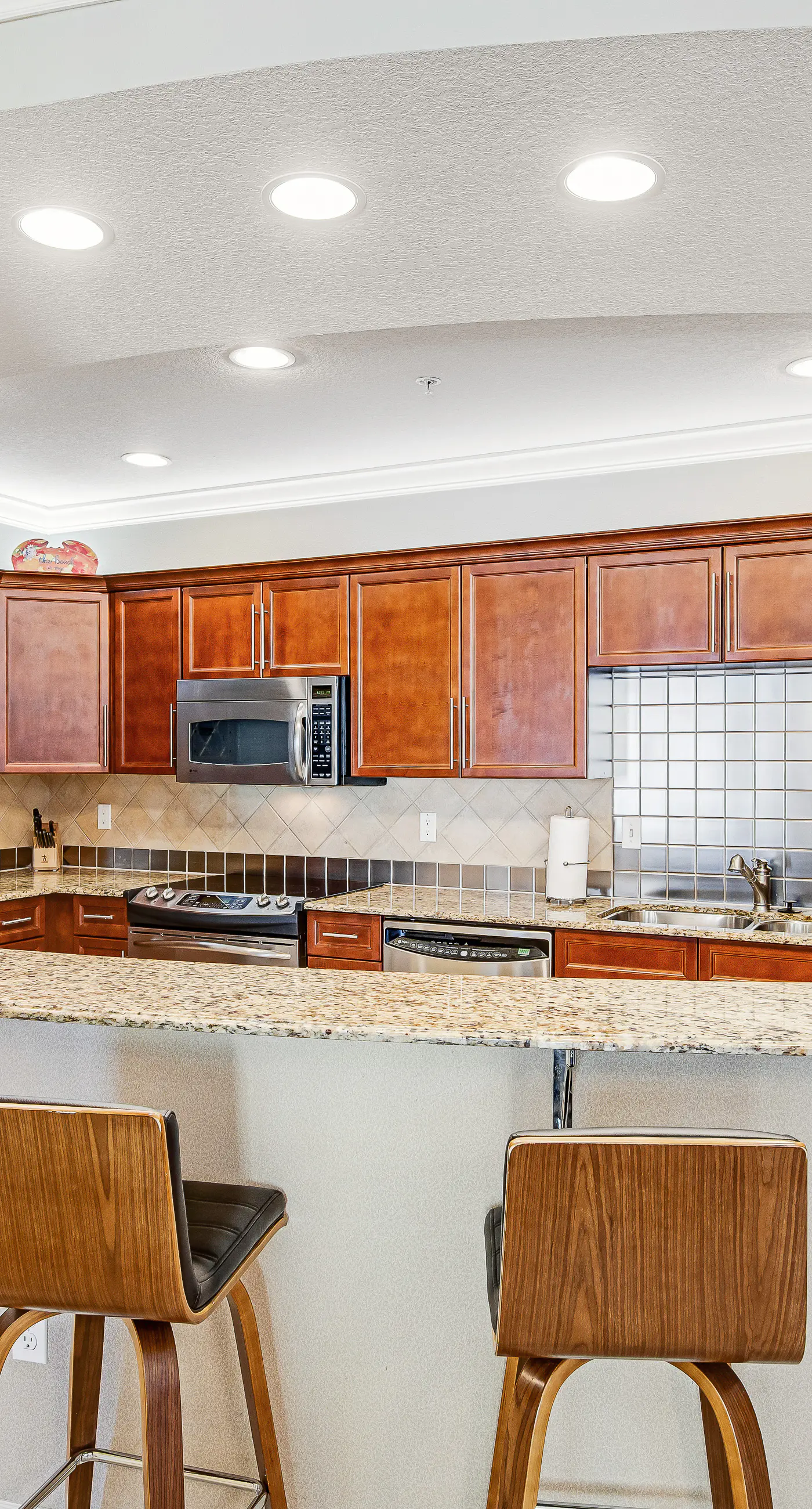 The Dolphin Suite - 2 Water-View Balconies, WiFi, W/D, AC, Pools, Hot Tubs & Gym