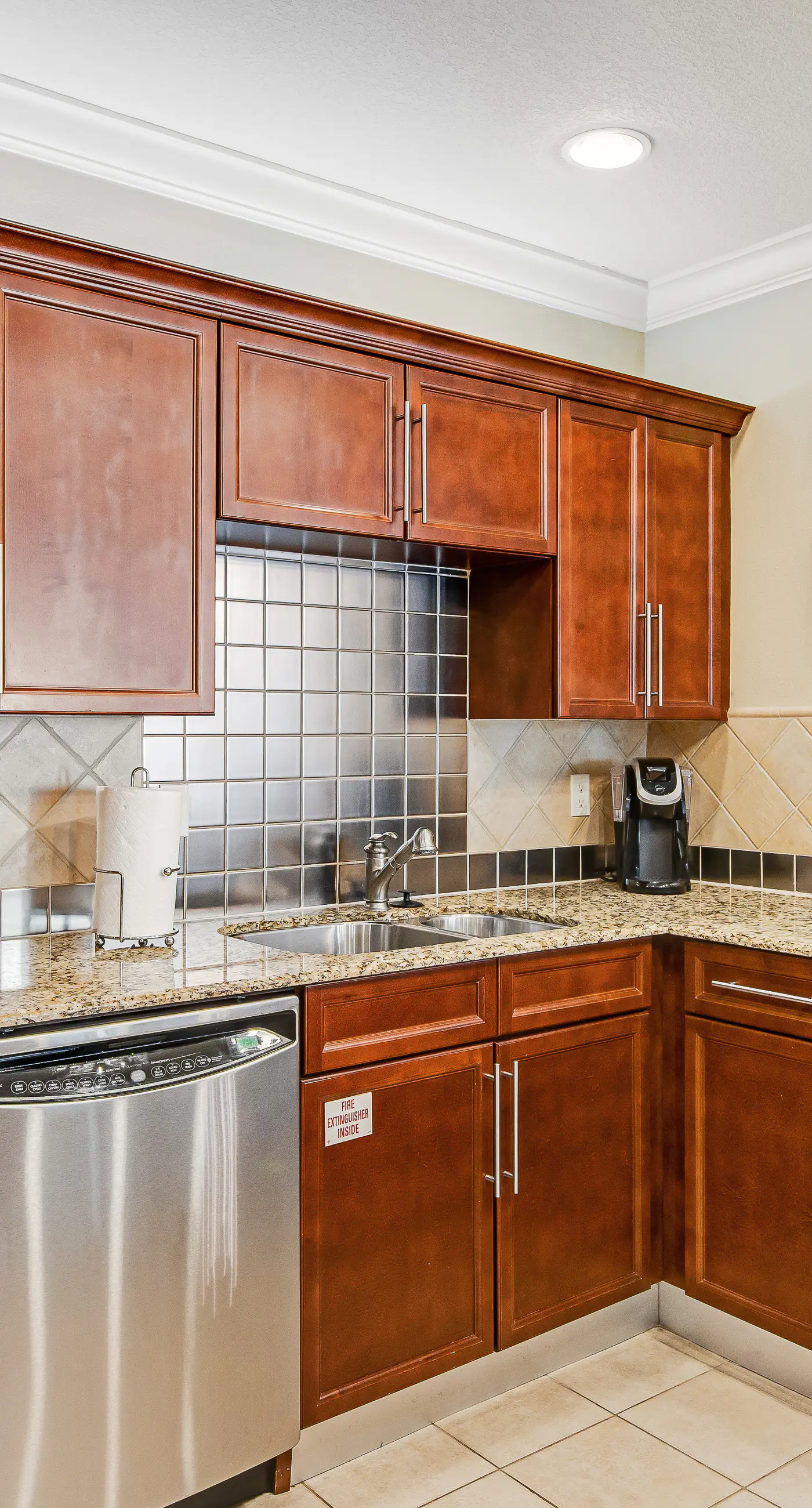 The Dolphin Suite - 2 Water-View Balconies, WiFi, W/D, AC, Pools, Hot Tubs & Gym