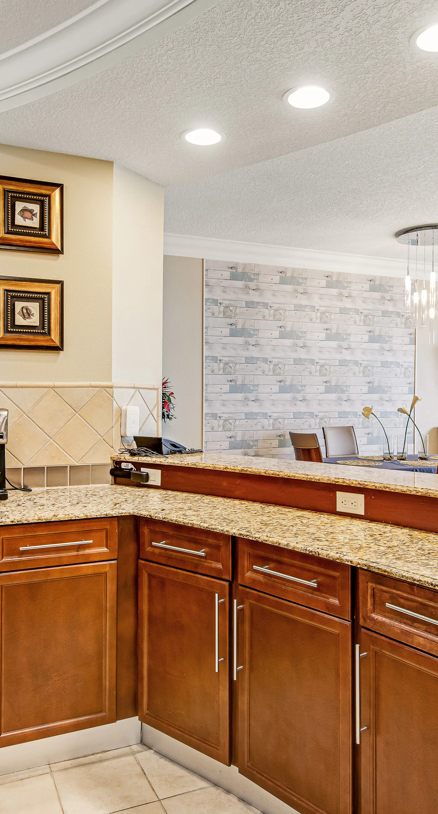 The Dolphin Suite - 2 Water-View Balconies, WiFi, W/D, AC, Pools, Hot Tubs & Gym