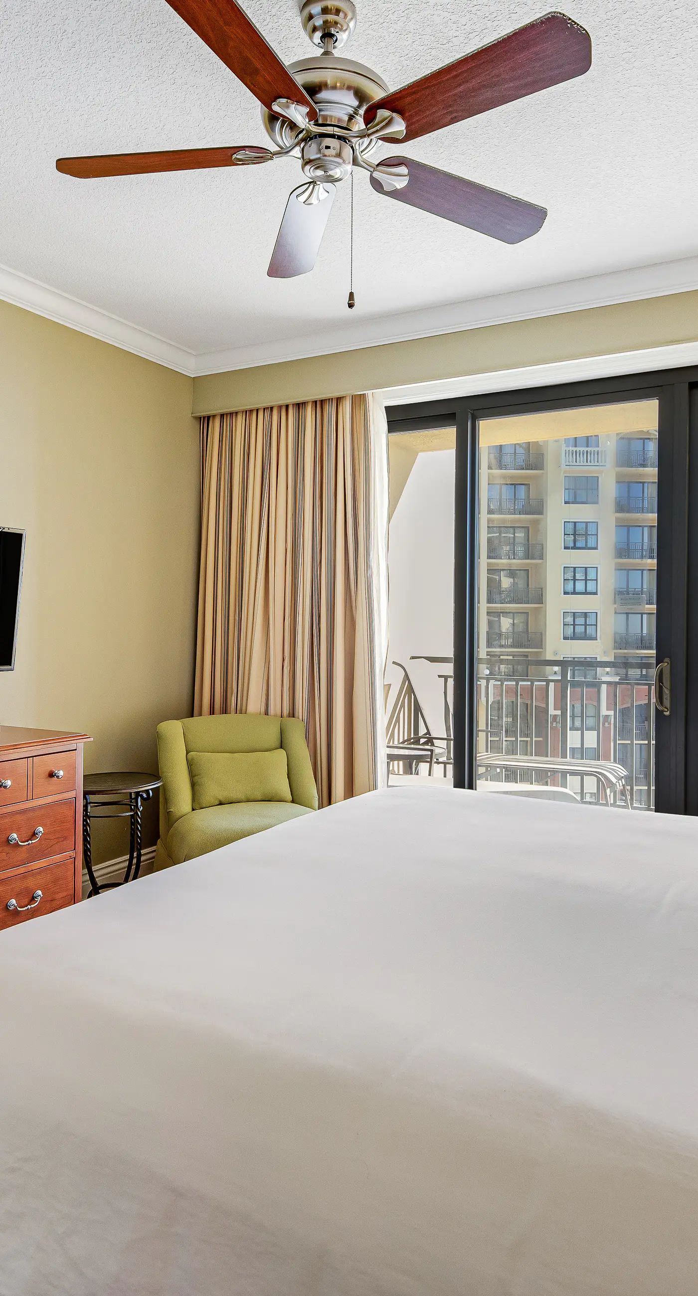 The Dolphin Suite - 2 Water-View Balconies, WiFi, W/D, AC, Pools, Hot Tubs & Gym