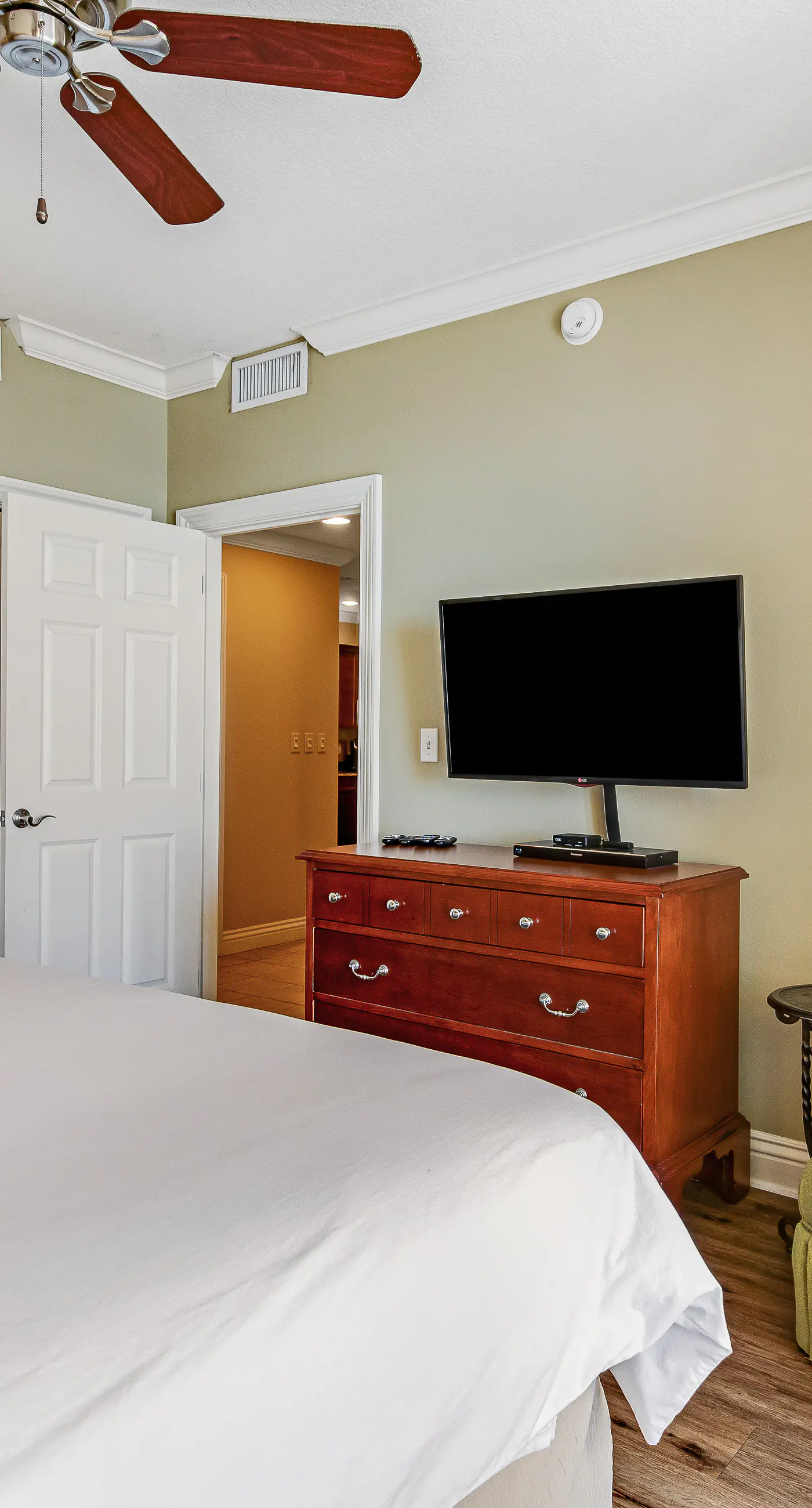 The Dolphin Suite - 2 Water-View Balconies, WiFi, W/D, AC, Pools, Hot Tubs & Gym